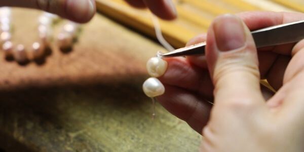 pearl-knotting-on-work-desk