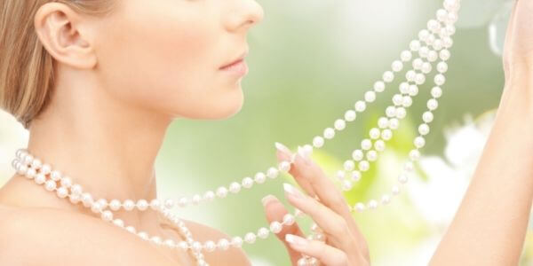 woman-wearing-multi-layer-rope-length-pearl-necklace.